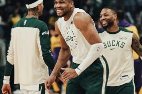 开云欢迎页面密尔沃基雄鹿训练开放日；转会期门线救险引欢呼；德甲在即；资深球员宣示担当的简单介绍