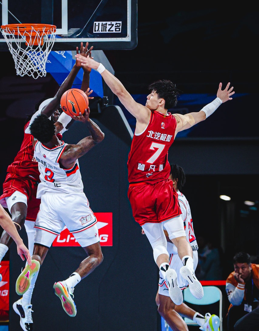 关于赛地聚焦——CBA季后赛今夜热度飙升；阿贾克斯绝杀压哨；赛场秩序良好；控场能力受关注的信息